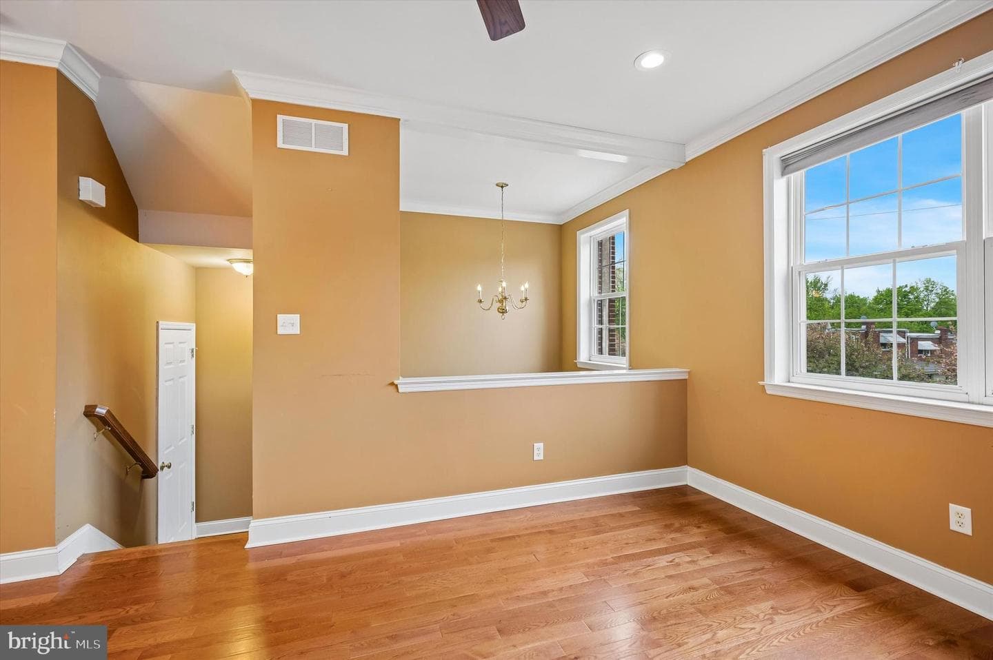 9 E Roberts Street photo 5