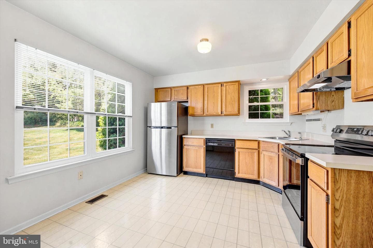 303 Essex Ct photo 15