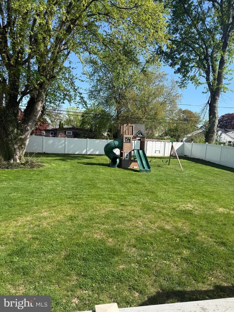 25 Maple Avenue photo 16