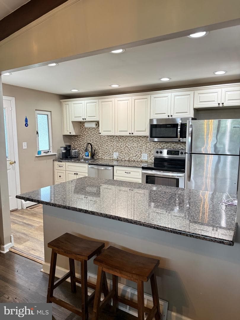 25 Maple Avenue photo 5
