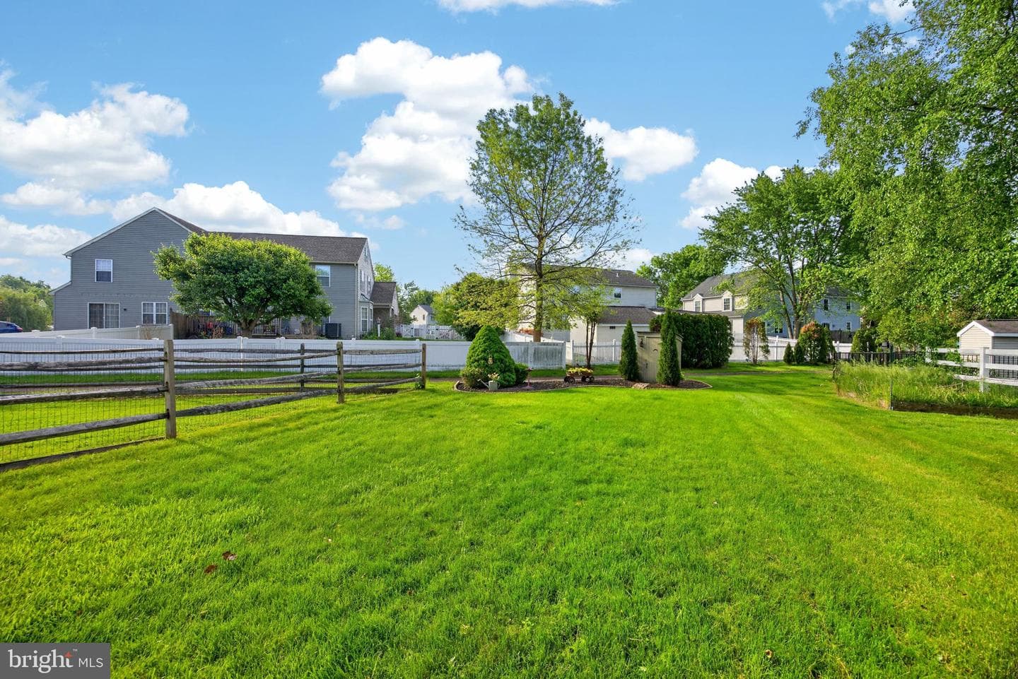 142 Bartlett Court photo 38