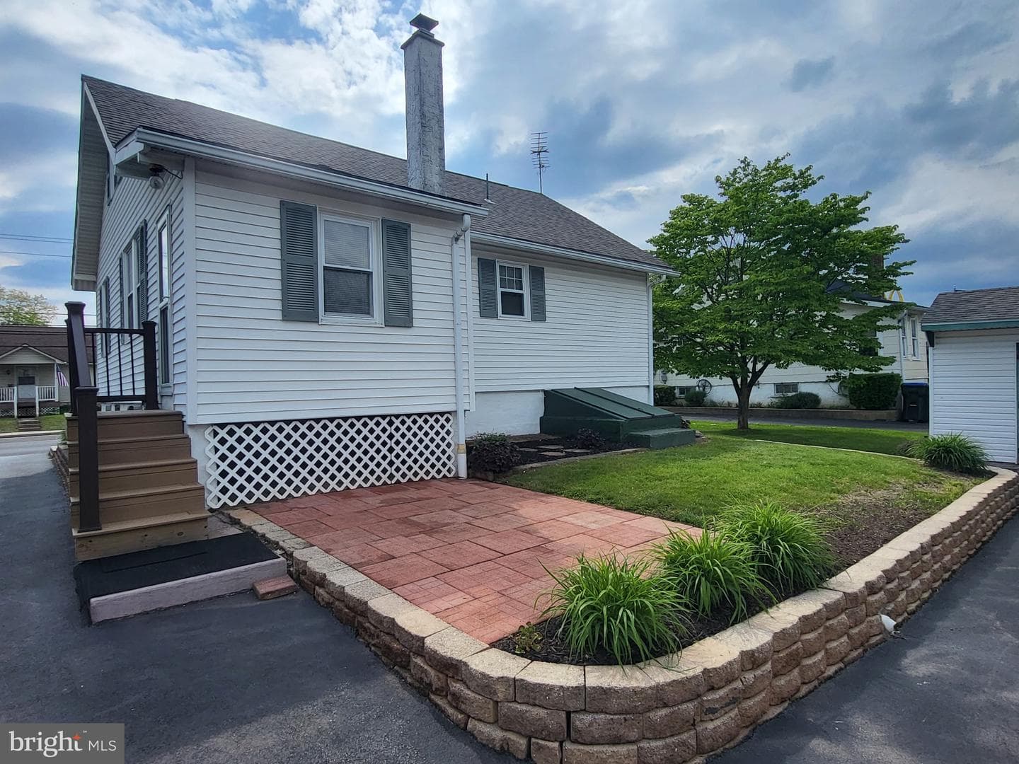 1029 E Philadelphia Avenue photo 4