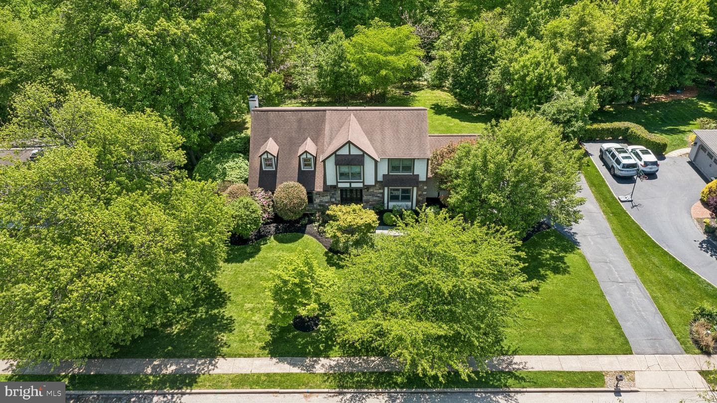 6 Locust Way photo 3