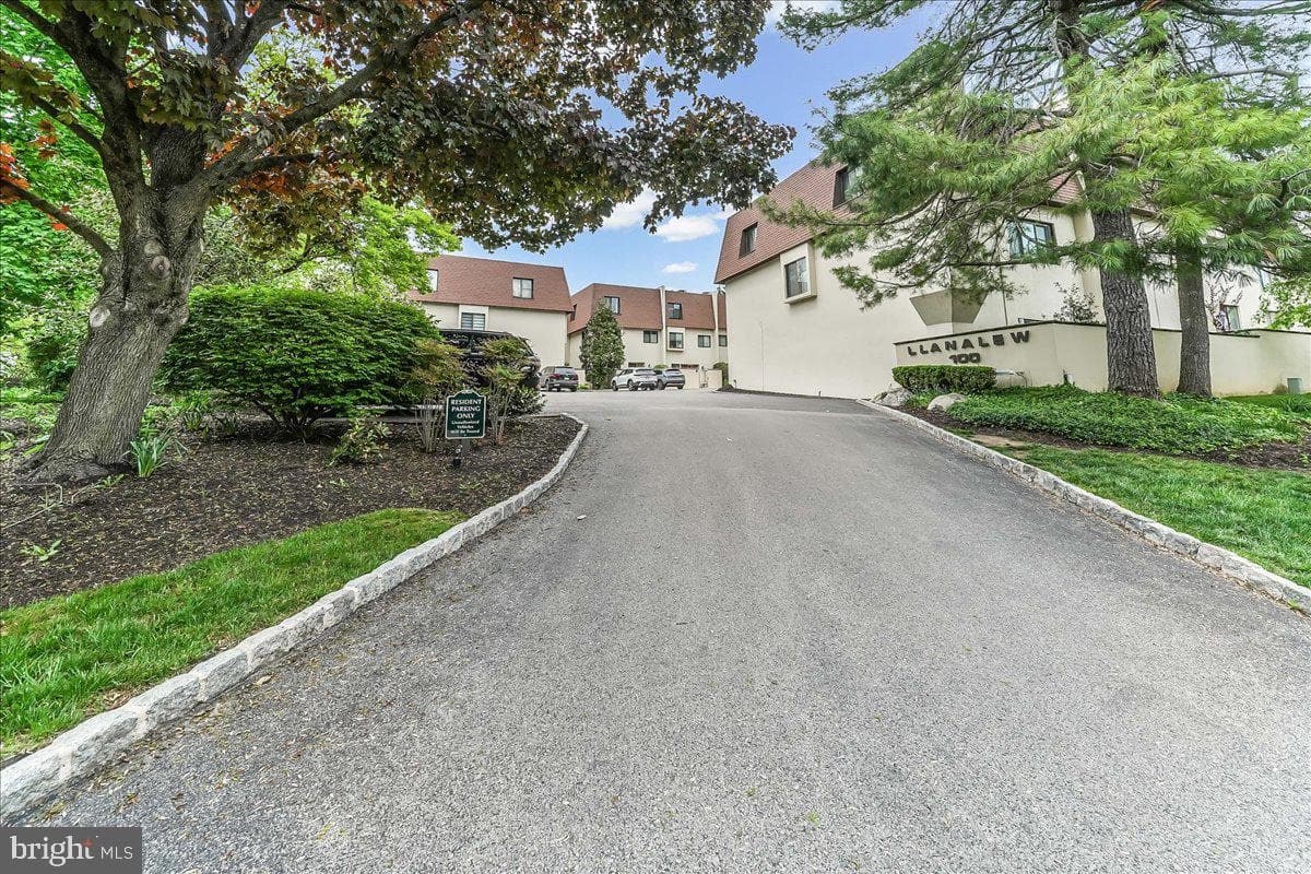 100 Llanalew Road #3c