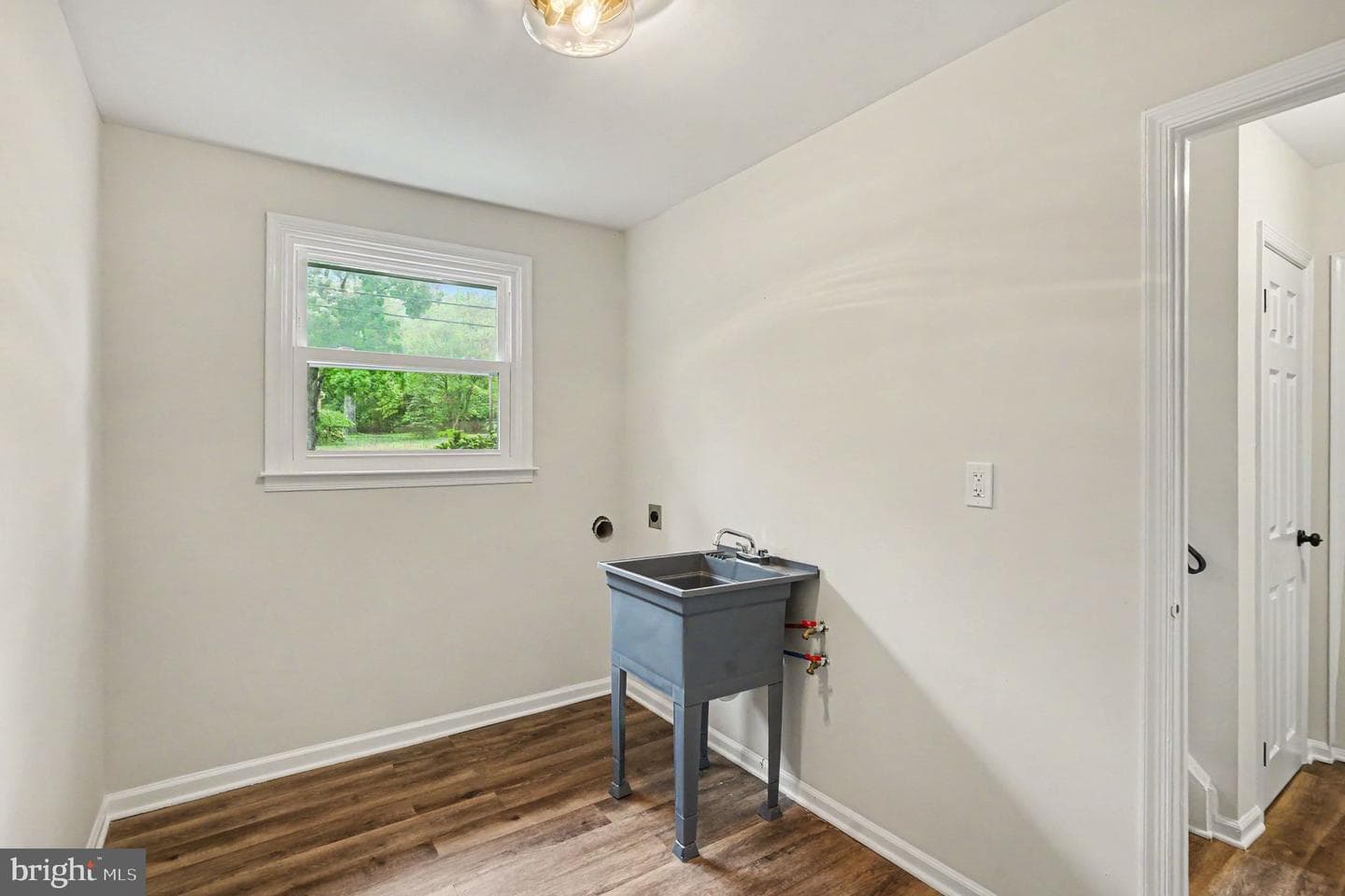 208 W 3rd Street photo 26