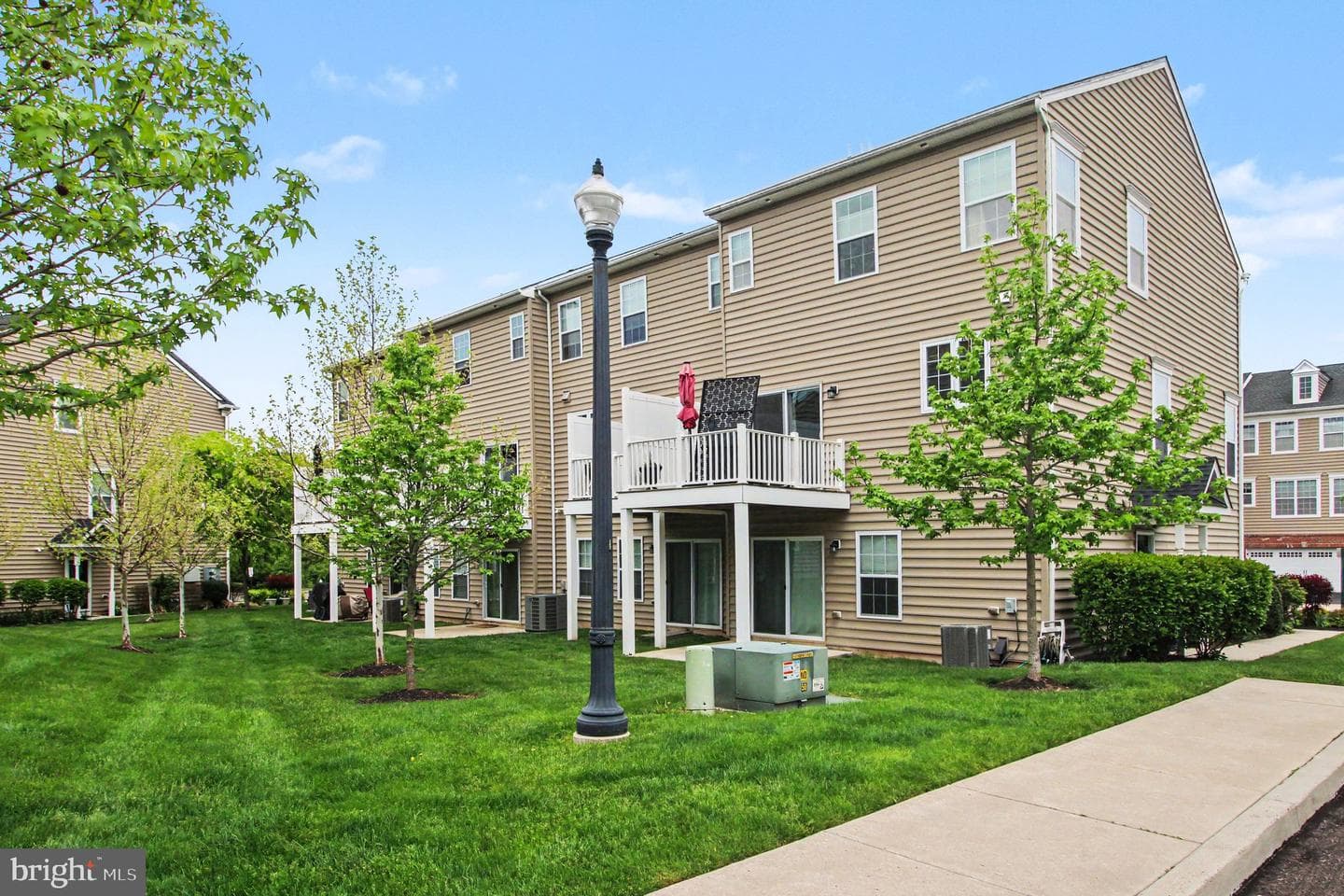 100 Arlington Lane photo 3