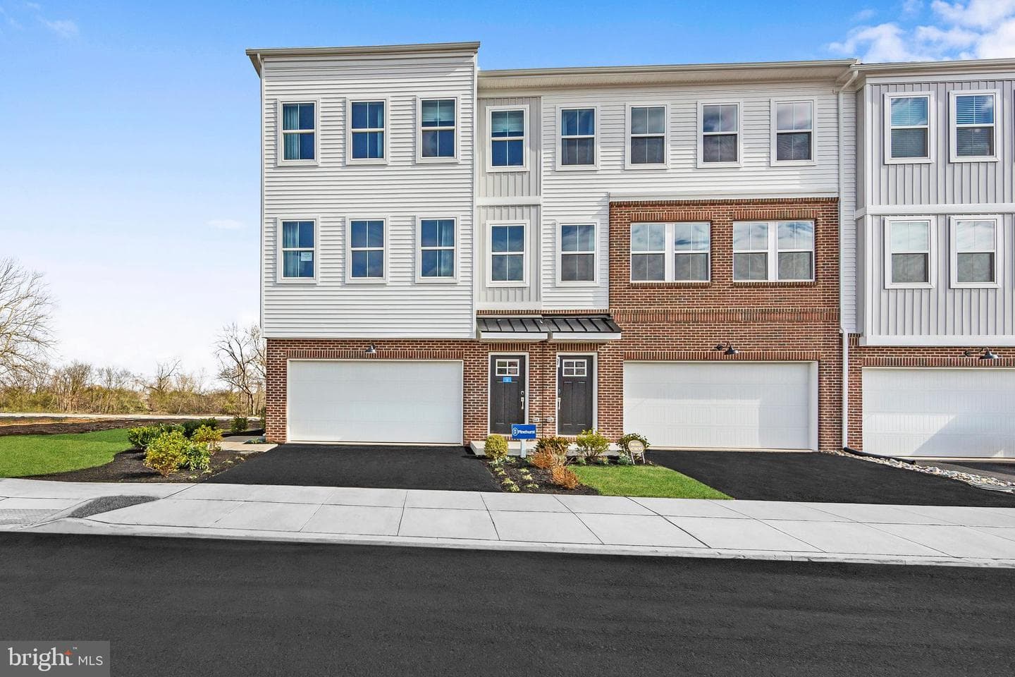 35 Continental Way photo 43