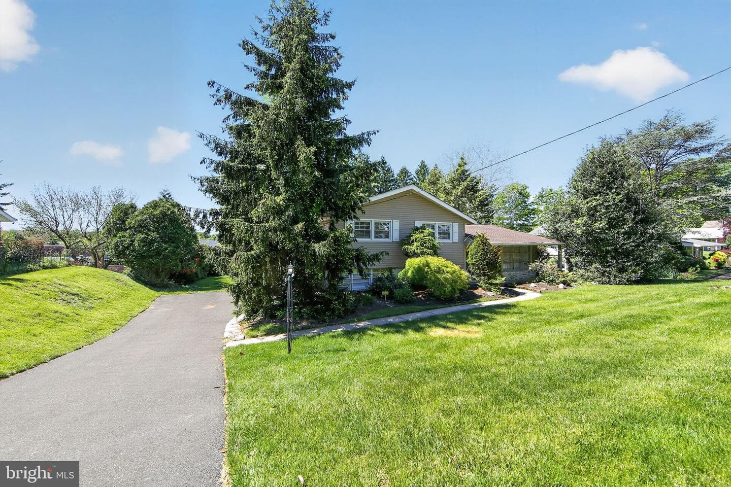 533 Martin Lane photo 2