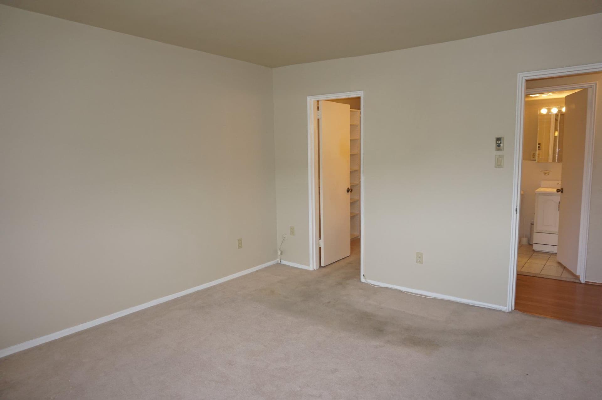 1570 The Fairway #512 E photo 18