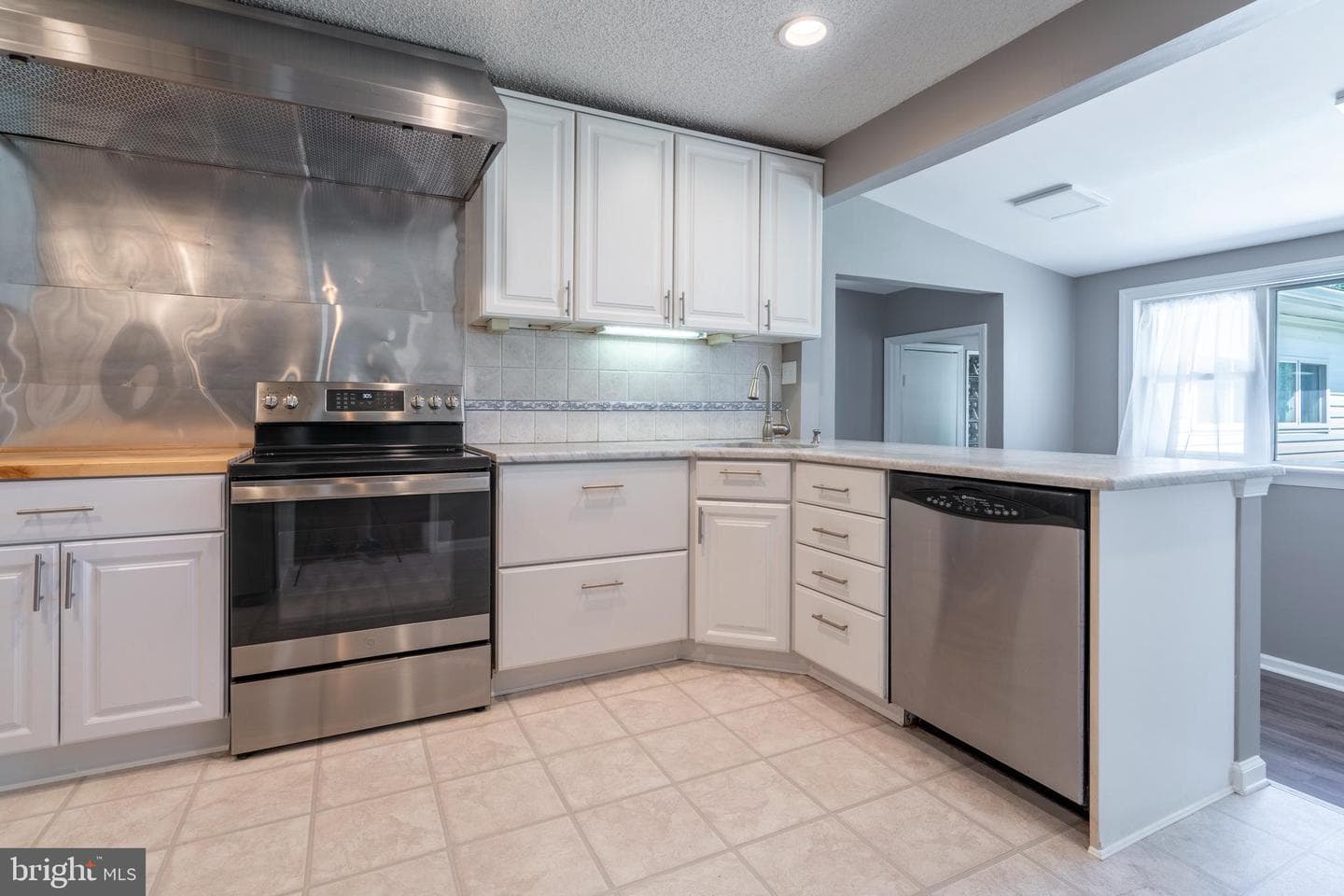 23 Maple Avenue photo 11