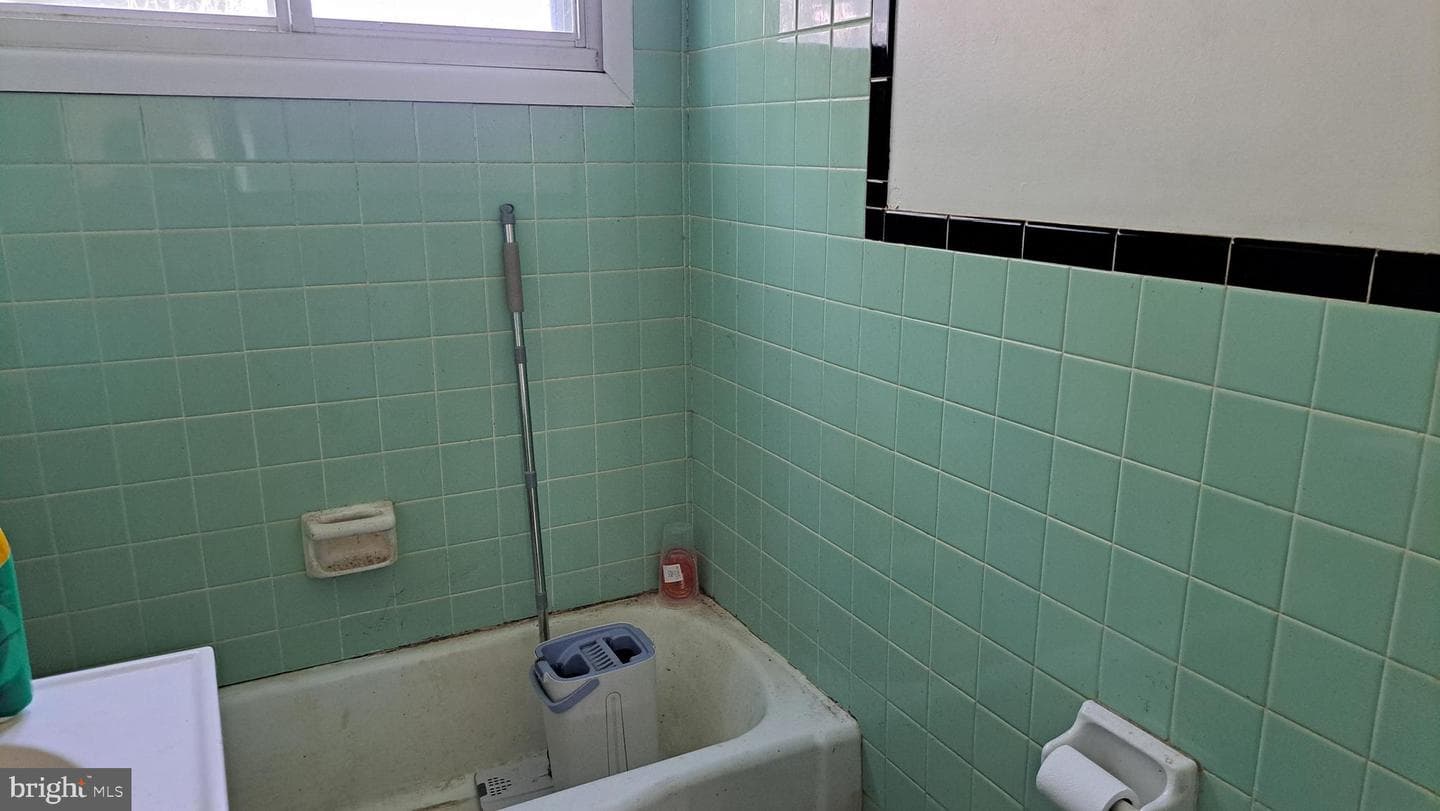 1214 Hall Avenue photo 22