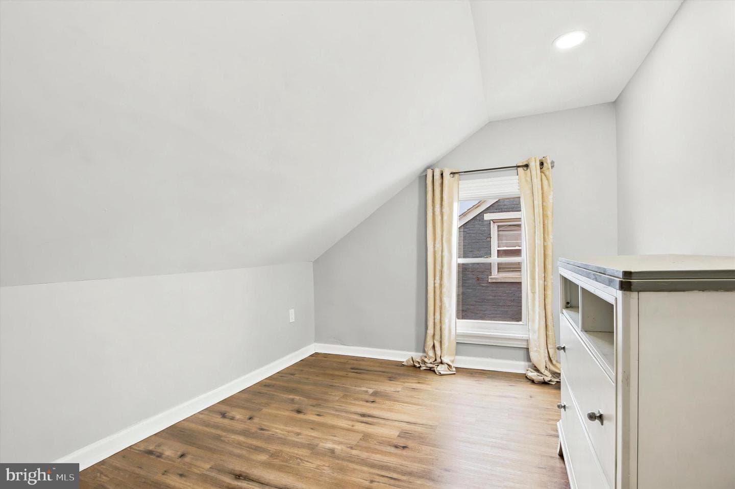 764 Queen Street photo 11