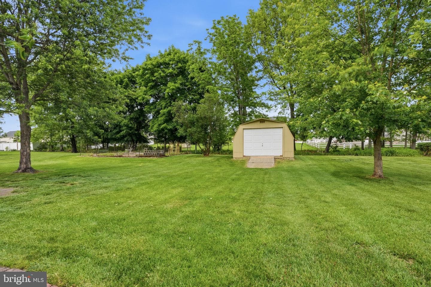 2049 Hawthorne Lane photo 29