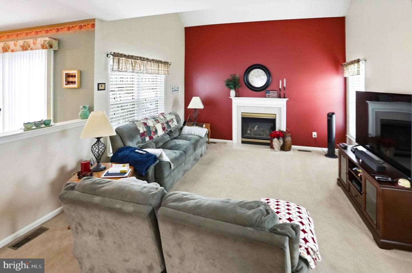 102 Noble Lane photo 6