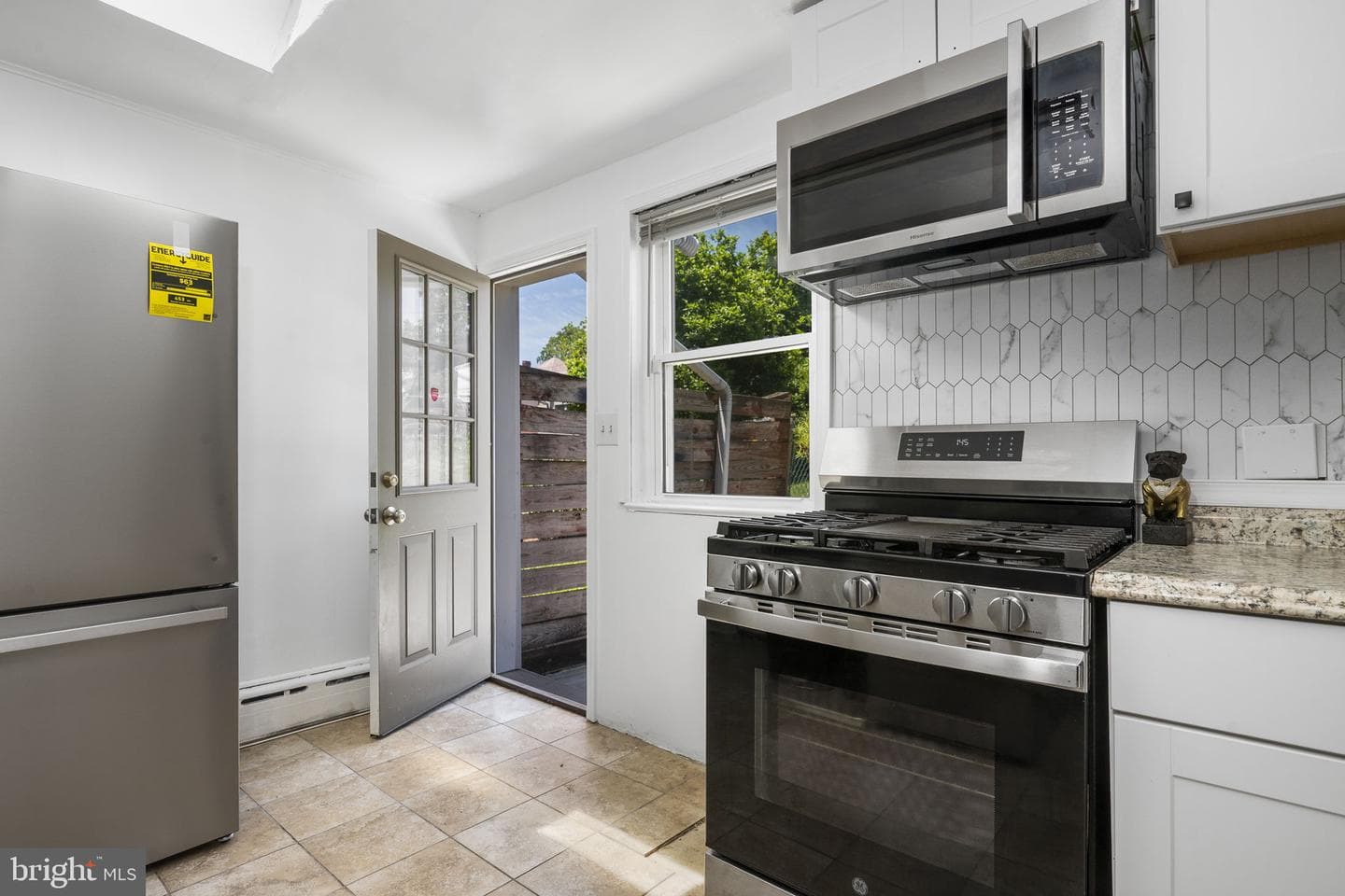 851 Queen Street photo 10