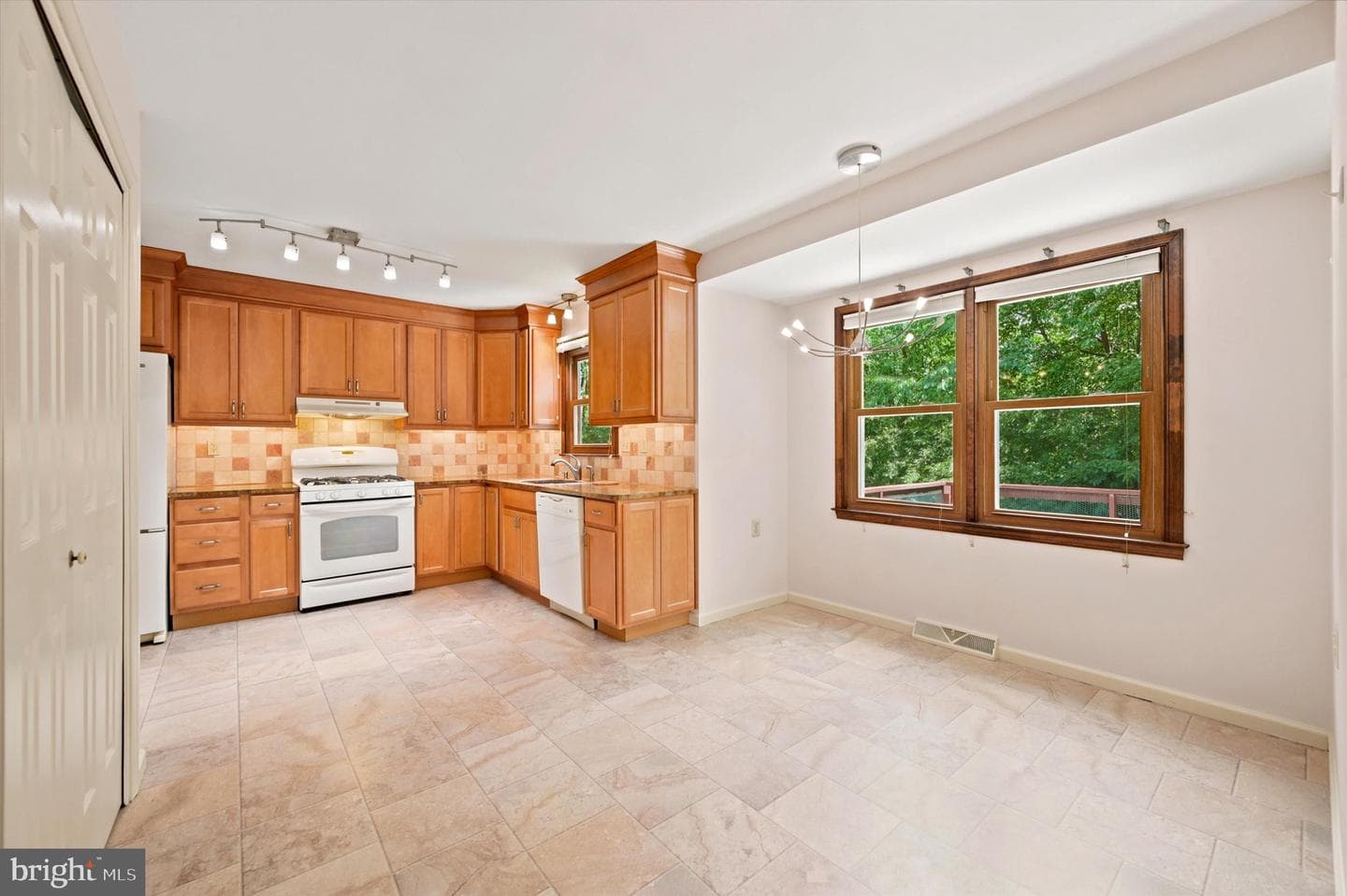 4 Locust Way photo 12