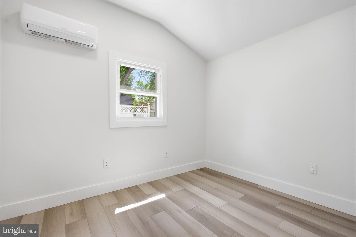 819 Center Avenue photo 11