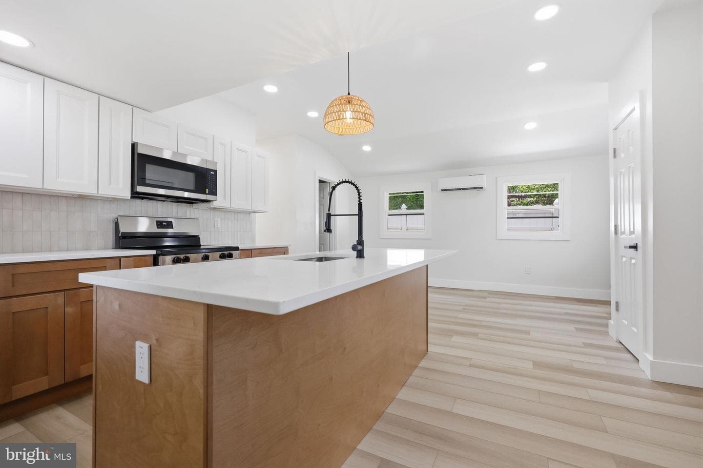 819 Center Avenue photo 3