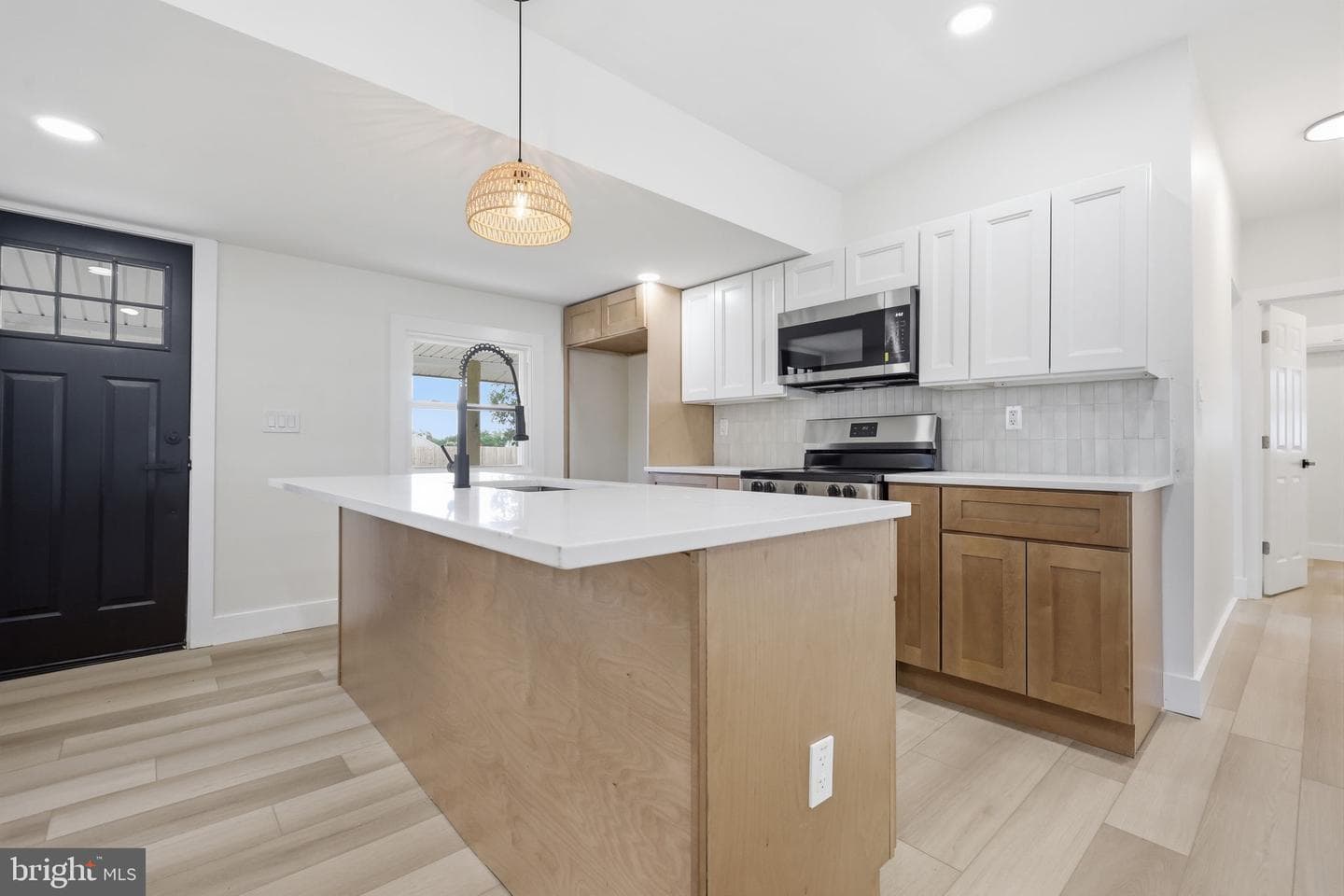 819 Center Avenue photo 6