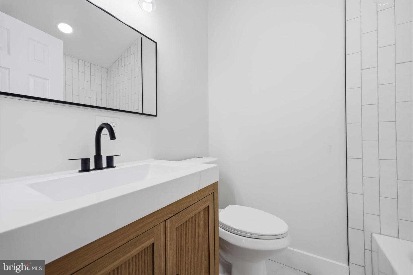 819 Center Avenue photo 8