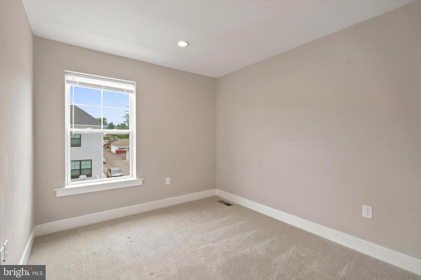35 Third Avenue photo 29