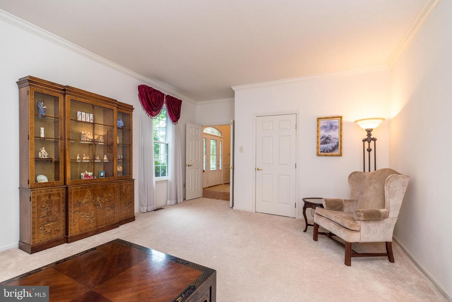 650 Grantham Lane photo 9