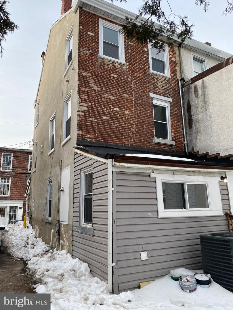 220 Pearl St photo 3