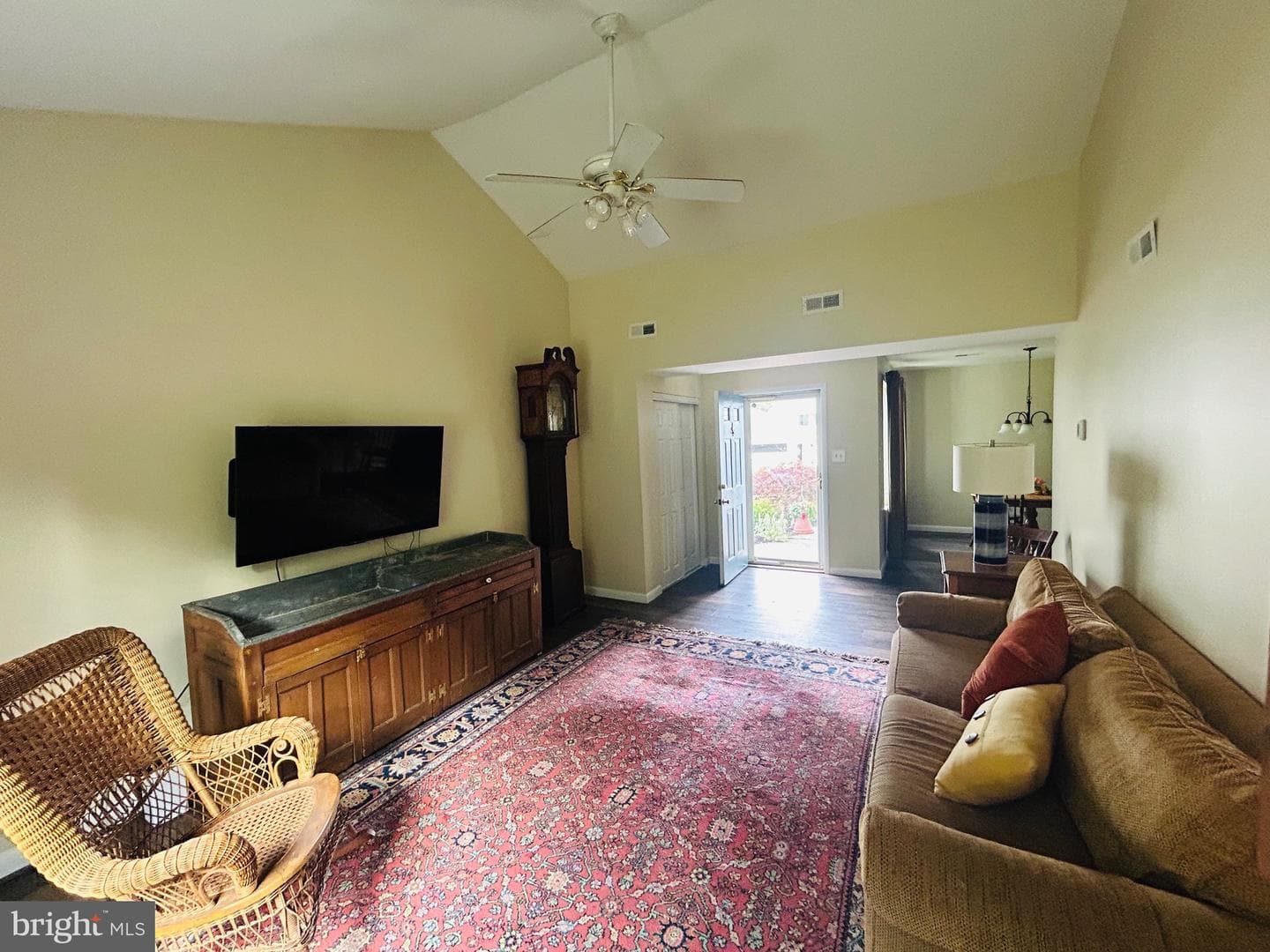 611 Bridge Street photo 4