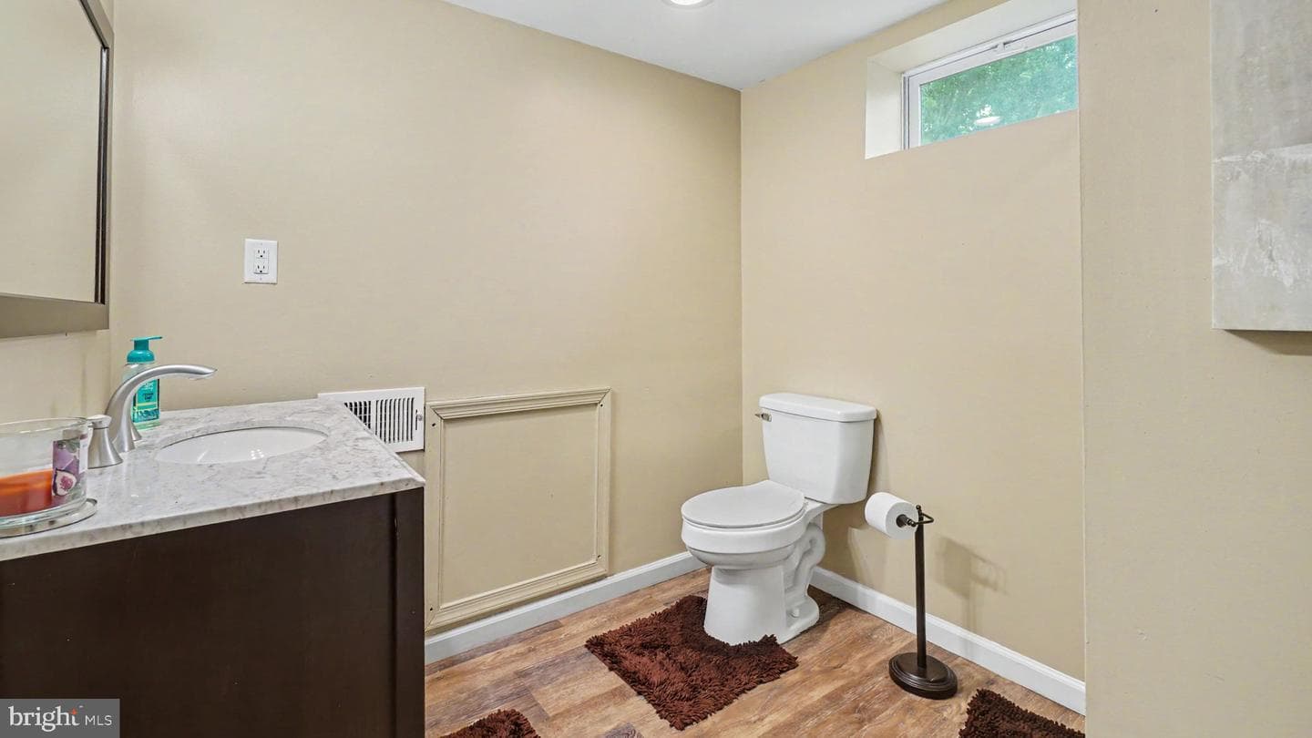 493 Adrian Road photo 23