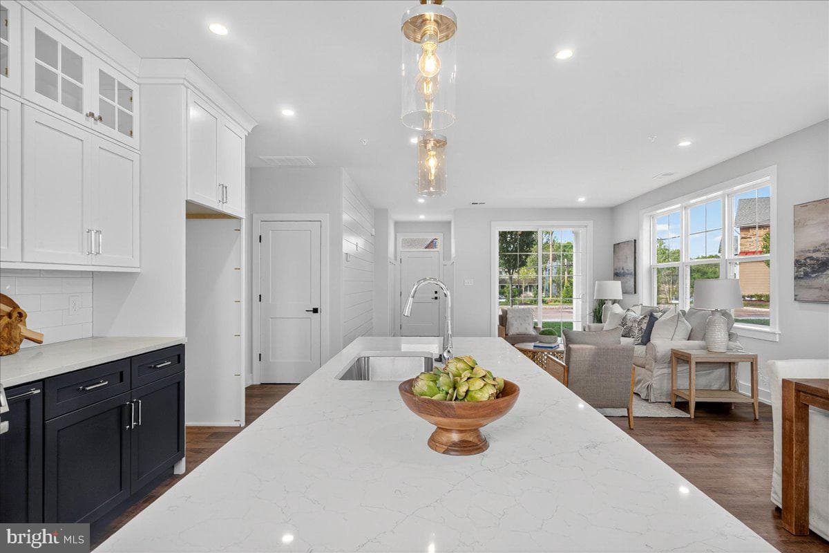 415 Isabelle Court #201 photo 10