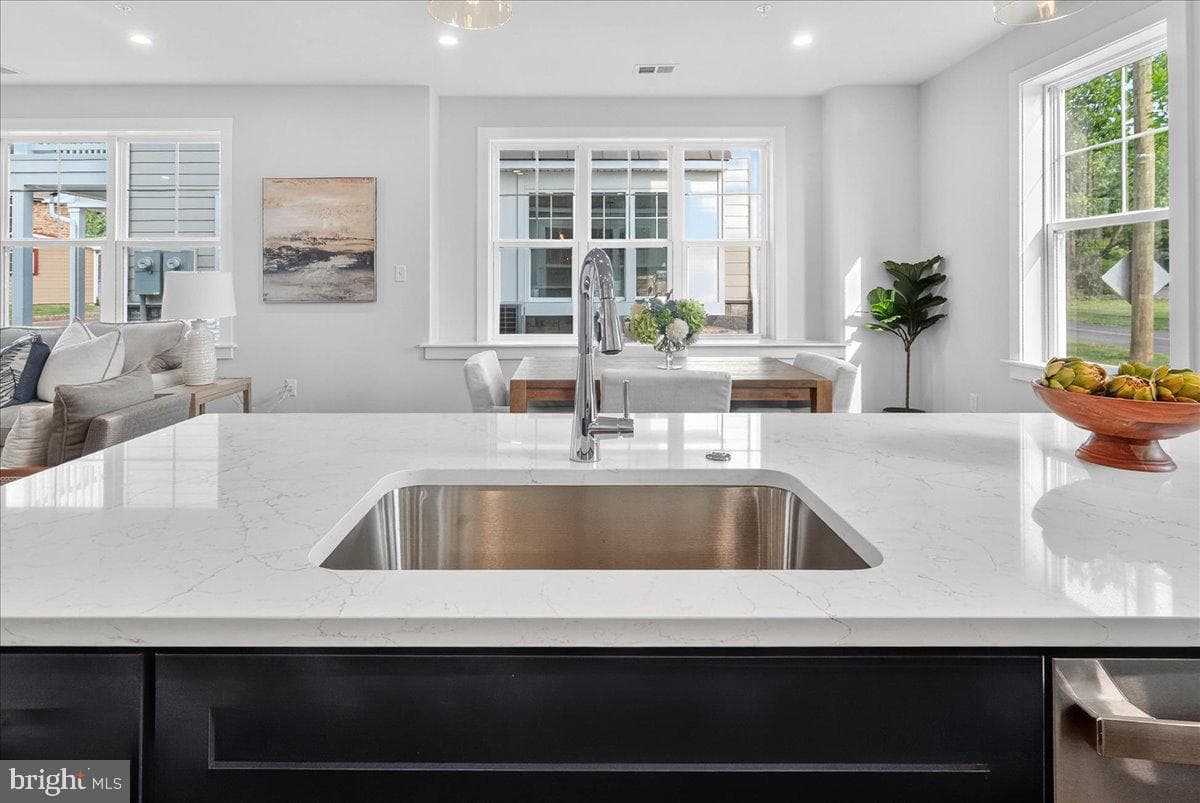 415 Isabelle Court #201 photo 16