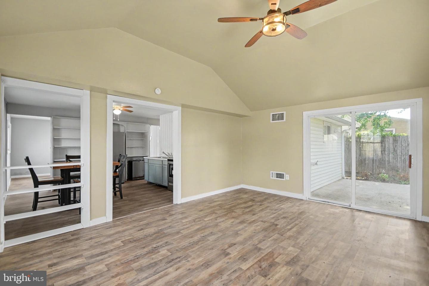 356 W Beech Street photo 16