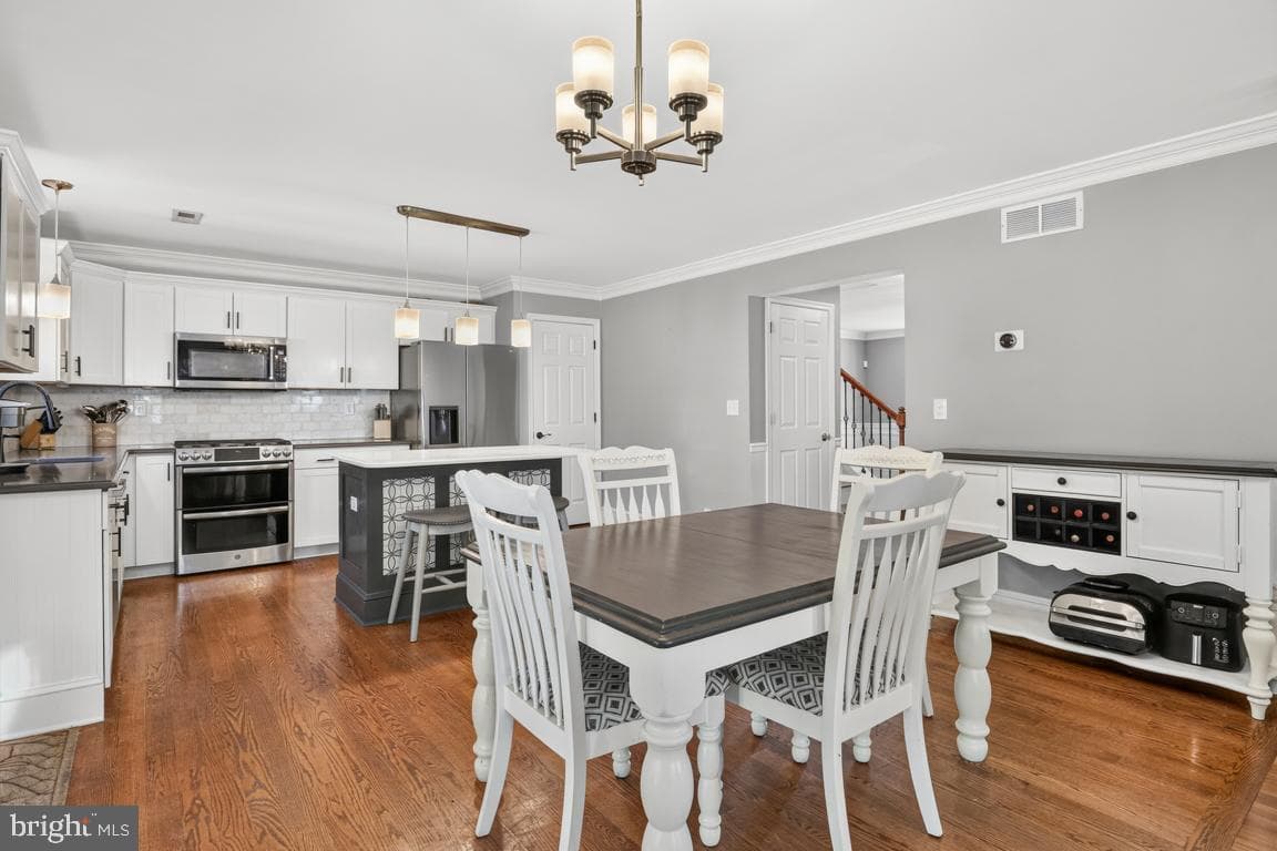 709 E Walnut Street photo 15