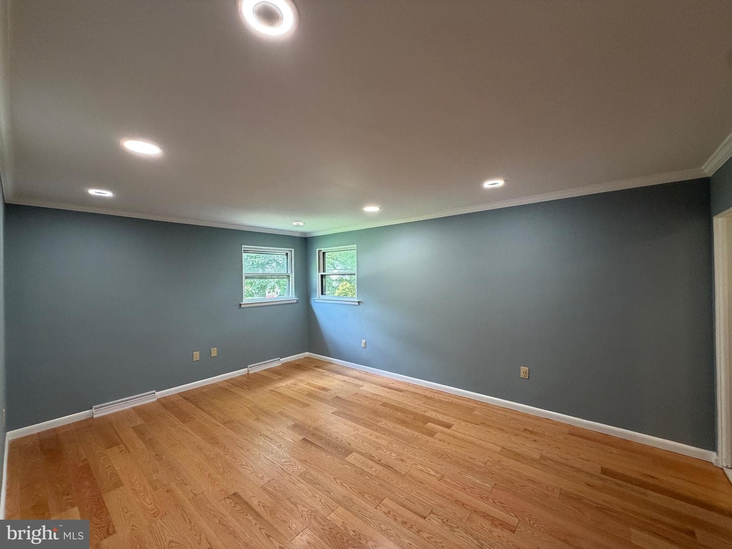 413 Asbury Avenue photo 16