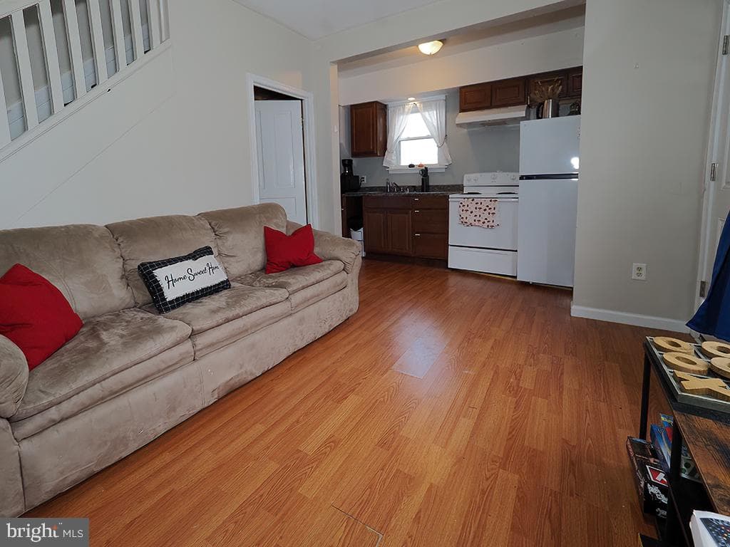 305 W 8th Street photo 4