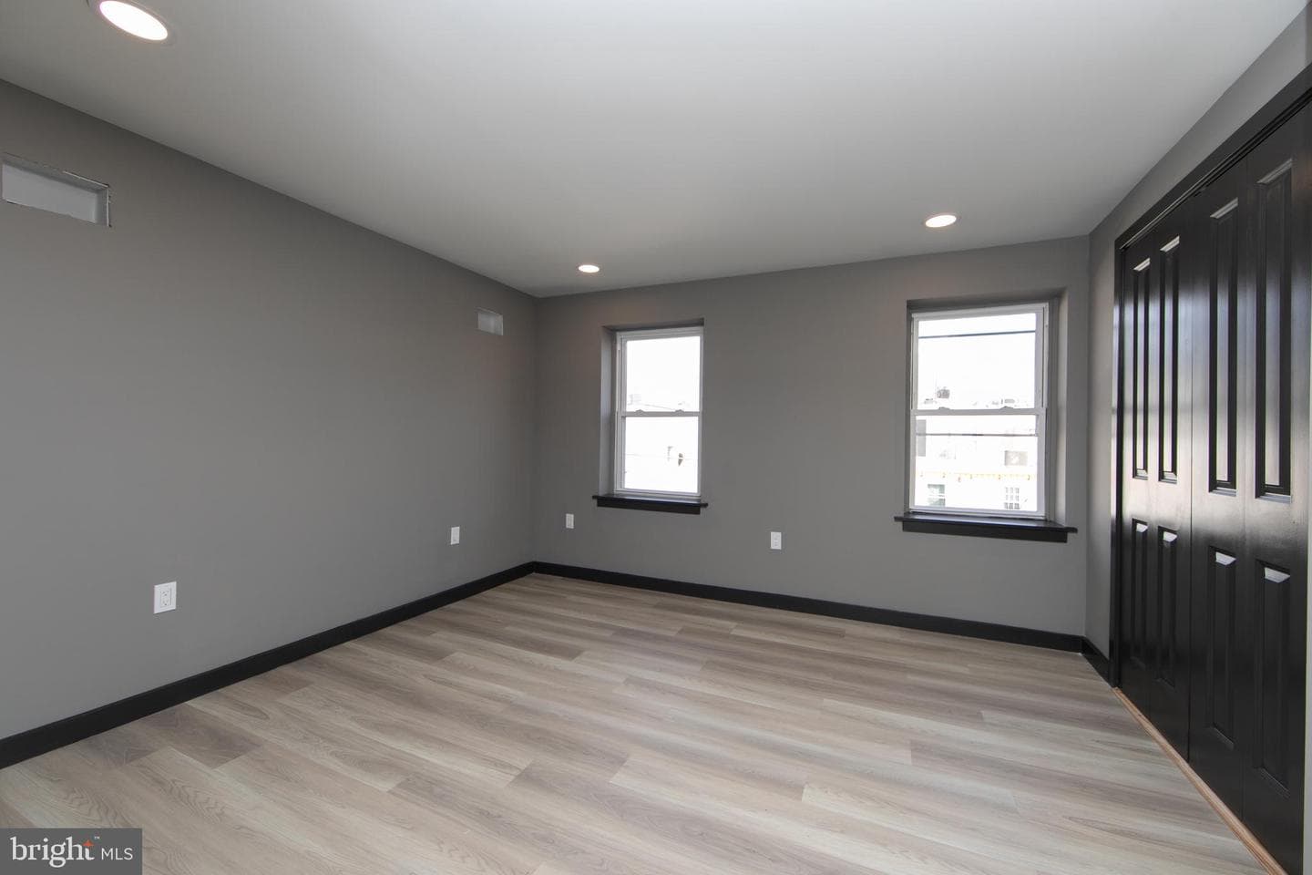 832 League Street photo 17