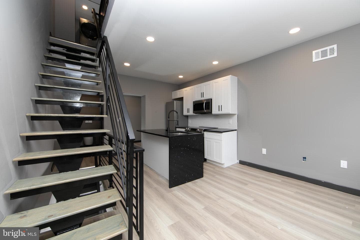 832 League Street photo 3