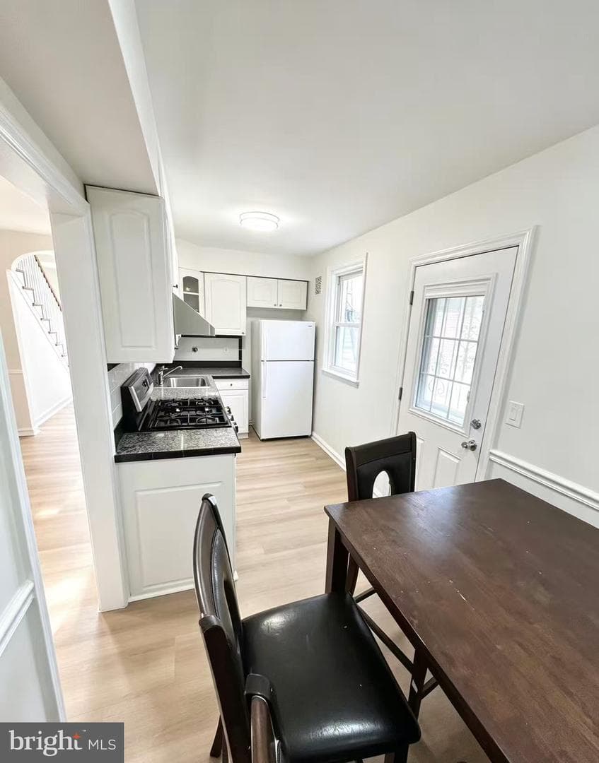 1858 Glendale Avenue photo 5