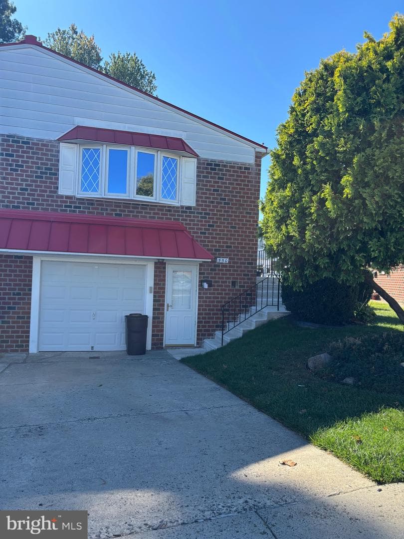 550 Arnold Street photo 2