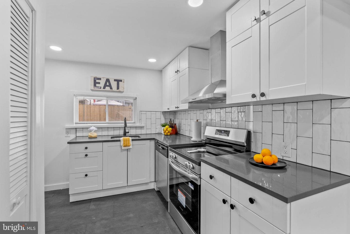 5942 N Norwood Street photo 11