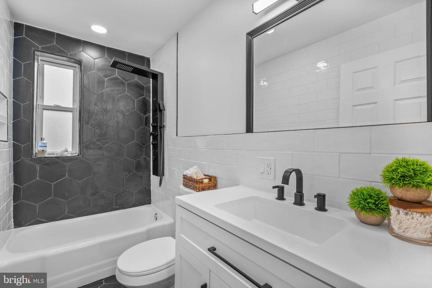 5942 N Norwood Street photo 17