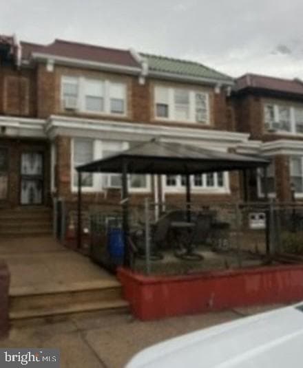 1215 Bridge St photo 4