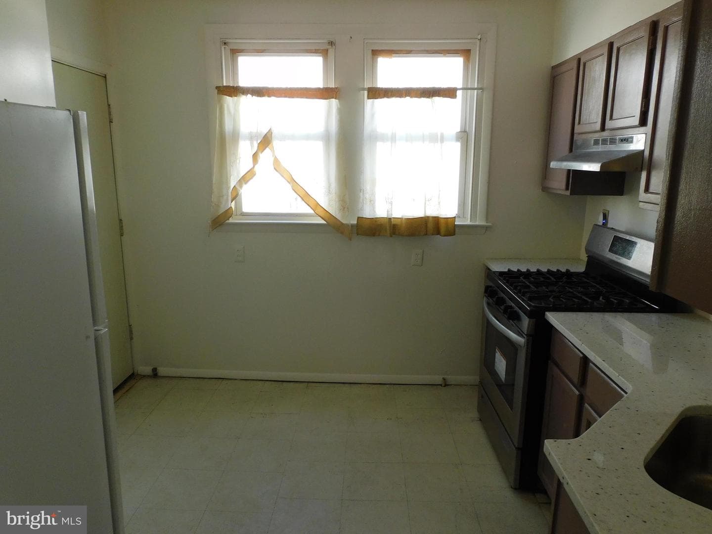 573 E Carver Street photo 9