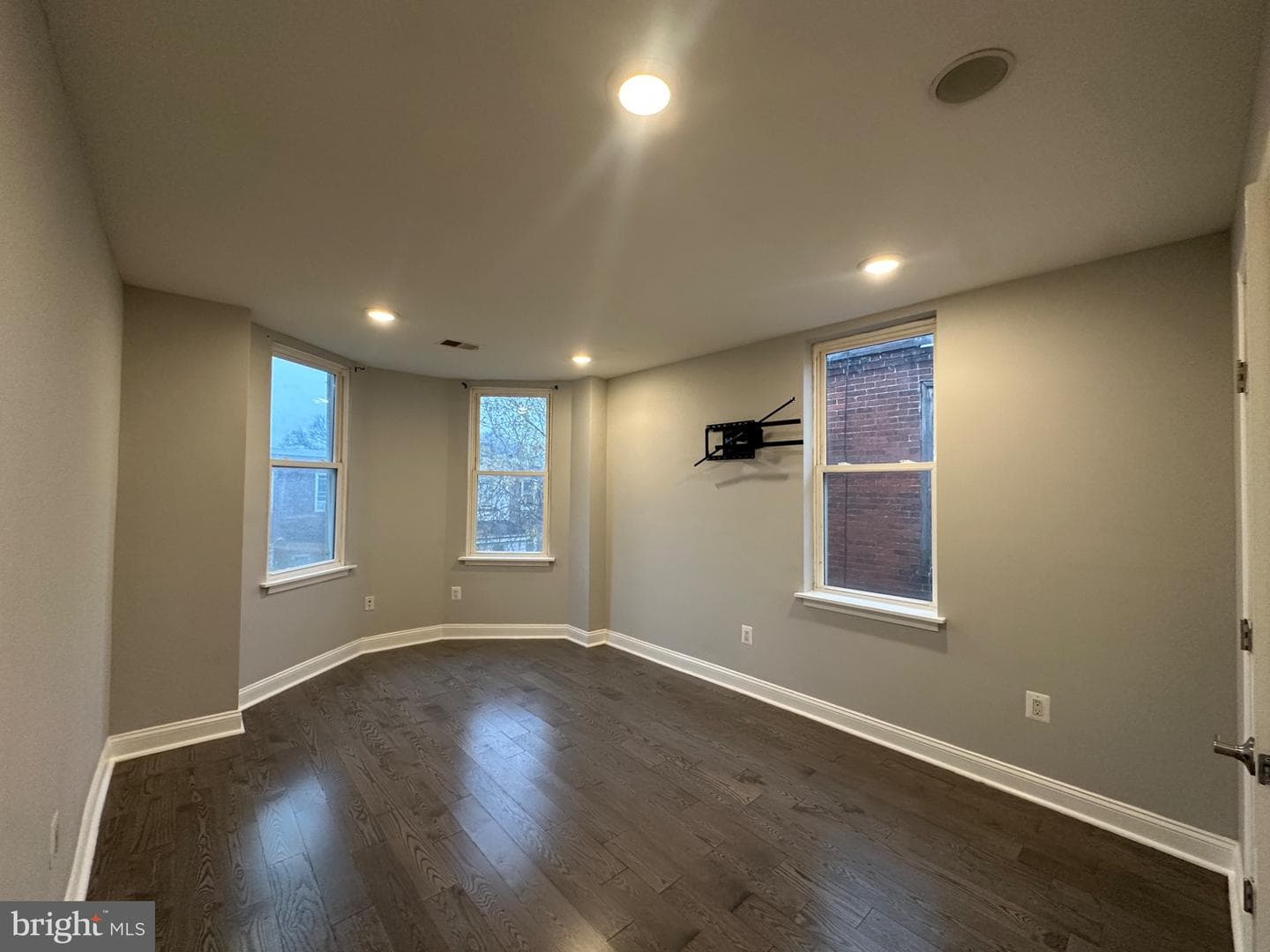 5031 Ludlow Street photo 16