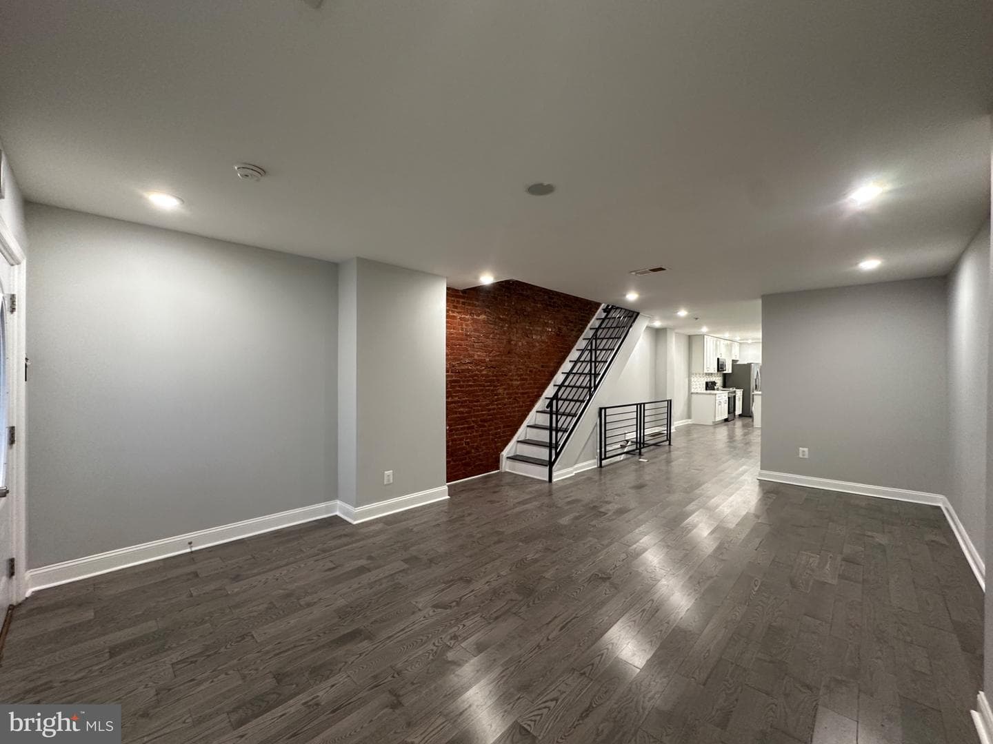 5031 Ludlow Street photo 2