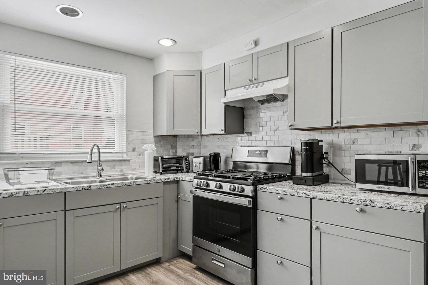 5411 Vicaris Street photo 8