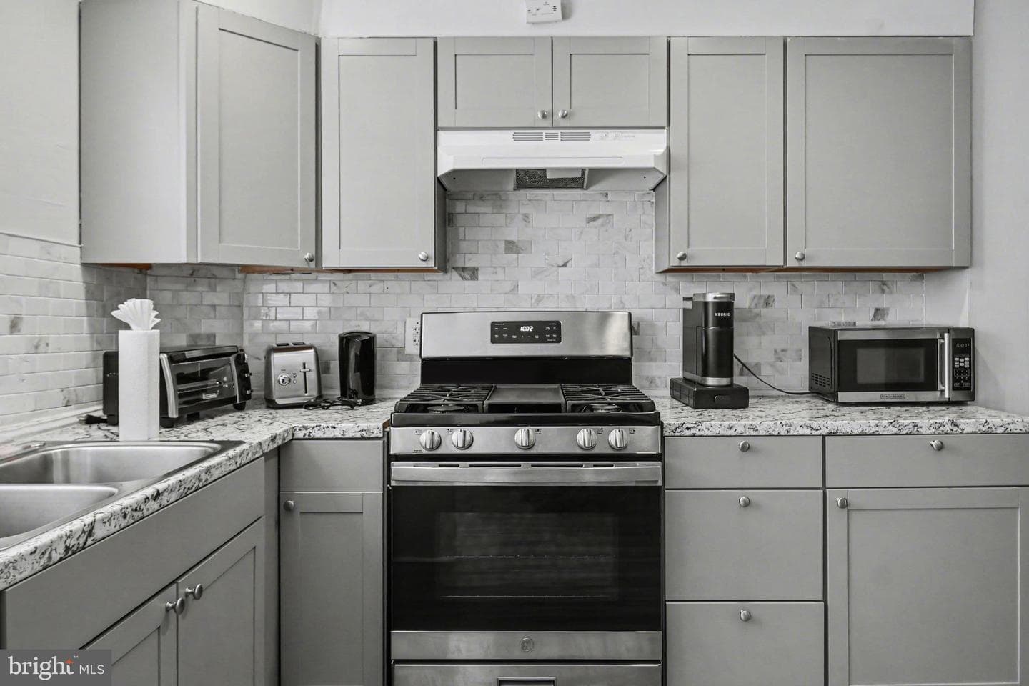 5411 Vicaris Street photo 9