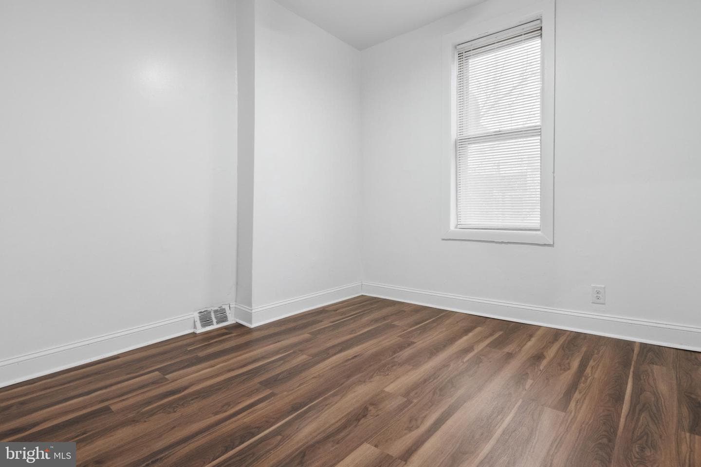 916 E Schiller Street photo 25