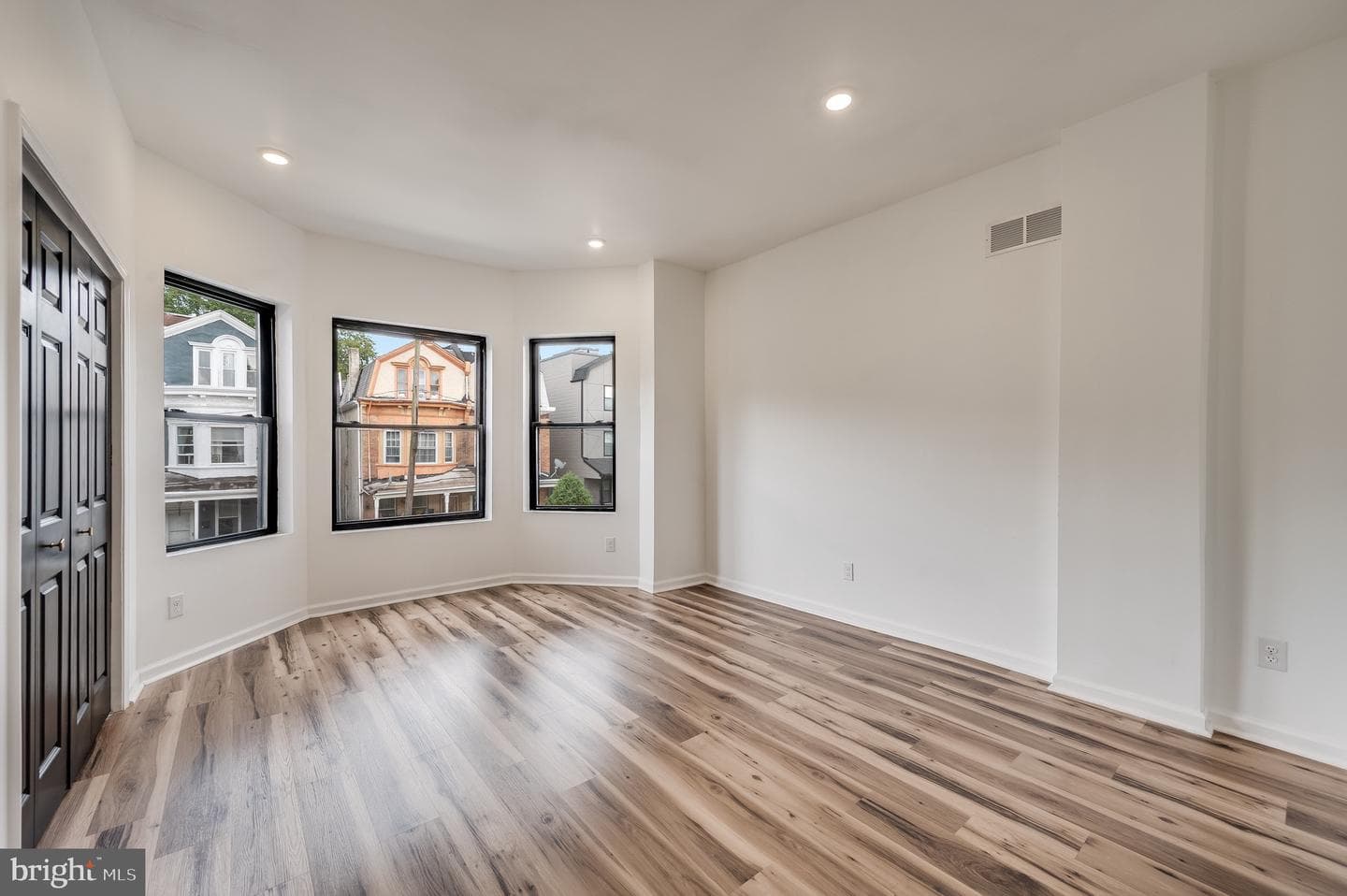 111 W Sharpnack Street photo 17