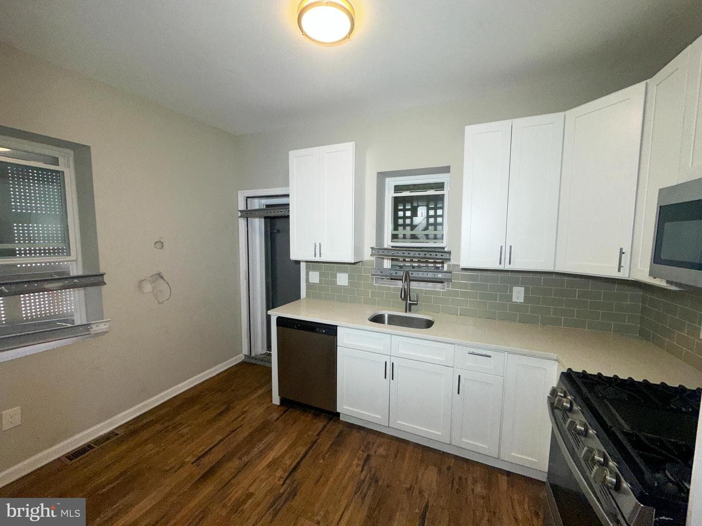 4661 James Street photo 7